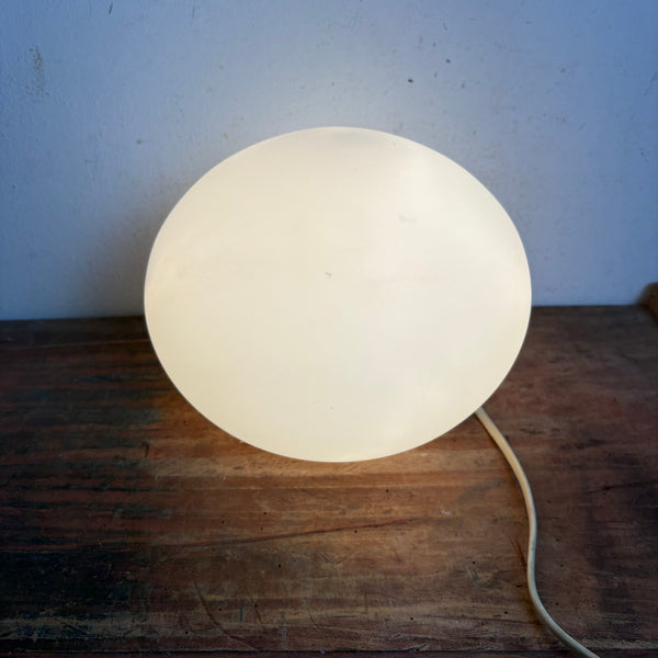 Vintage weiße Glas Kugel Nachttisch Lampe