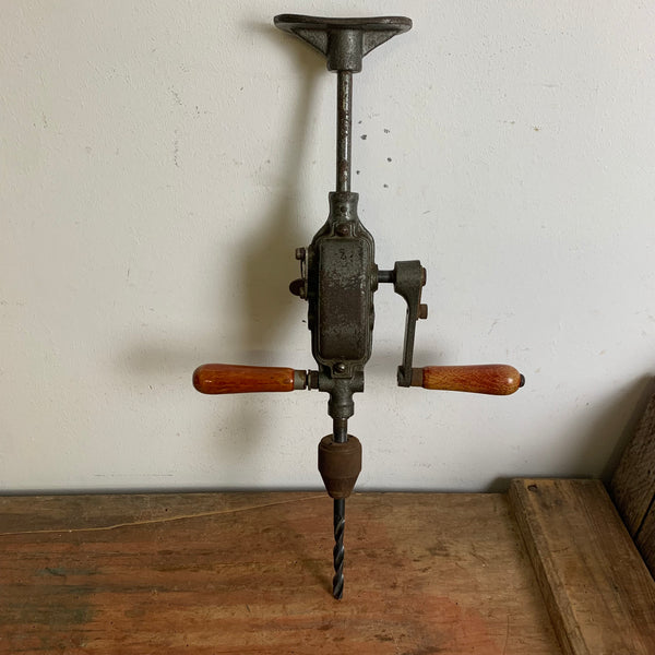 Antike mechanische Handbohrmaschine mit Kurbel