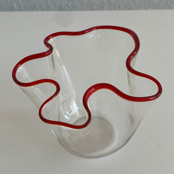 Vintage kleine Glas Falten Vase von Murano mit rotem Rand