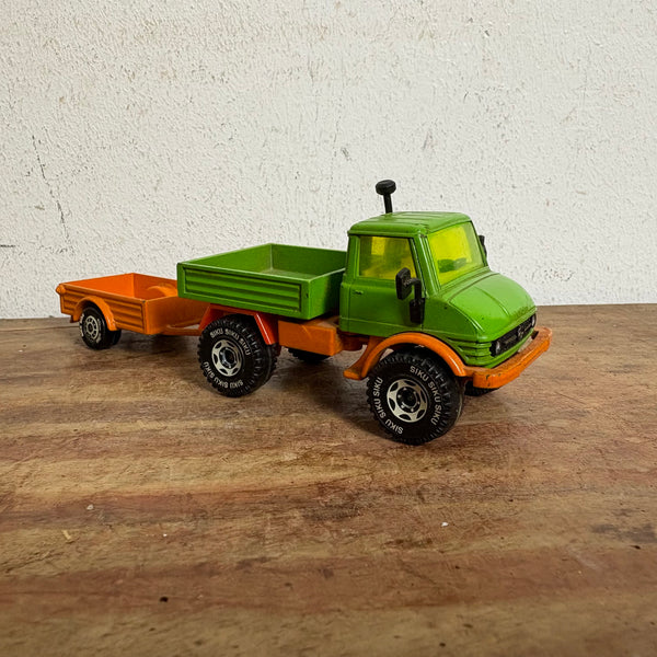 Modell Mercedes Benz Unimog U406 Nr. 1620 und Anhänger Nr. 2215 von Siku