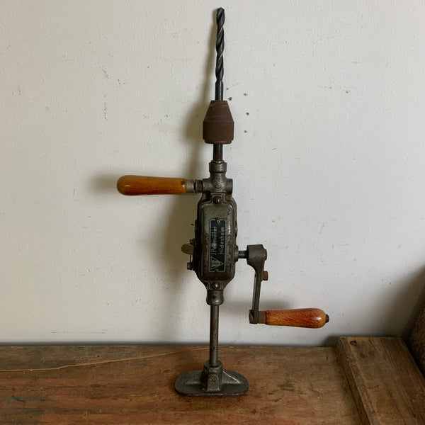Antike mechanische Handbohrmaschine mit Kurbel