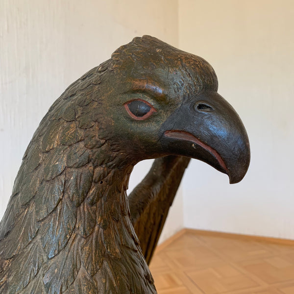 Große antike Skulptur Adler auf Weltkugel aus Holz geschnitzt