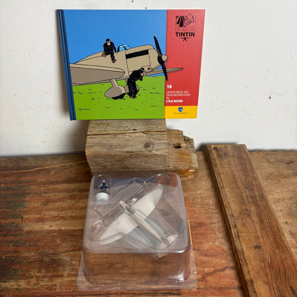 Modell Figur und Buch Tim und Struppi das beigefarbene Flugzeug der Geldfälscher mit Bandit aus Die Schwarze Inse