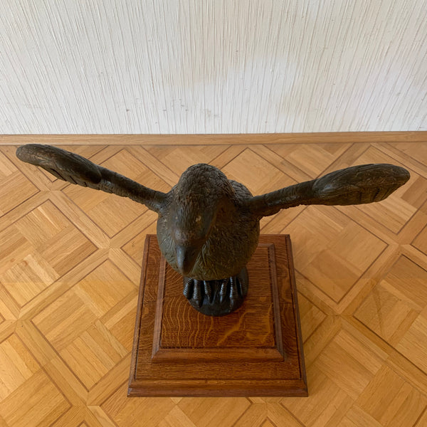 Große antike Skulptur Adler auf Weltkugel aus Holz geschnitzt