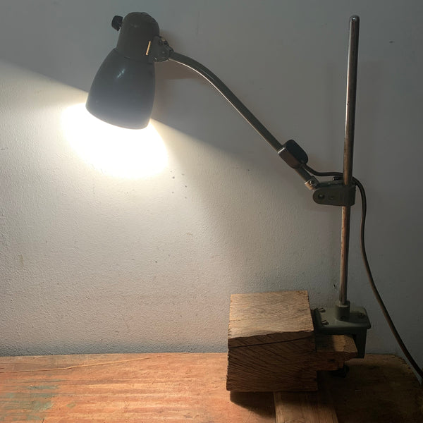 Bauhaus Lampe mit Tischkkemme Kaiser Idell 6729 von Christian Dell