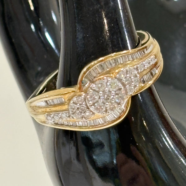 Diamantenbesetzer Goldring aus 9 Karat