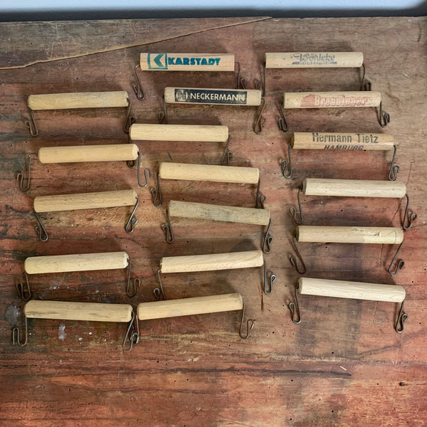 Vintage 18 Tragehilfe mit Holzgriff teils mit Werbung