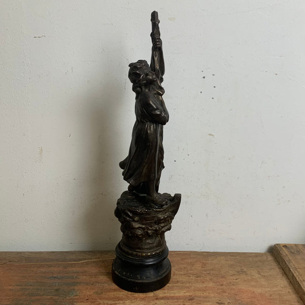 Antike Skulptur Frau hält Mast auf Schiff