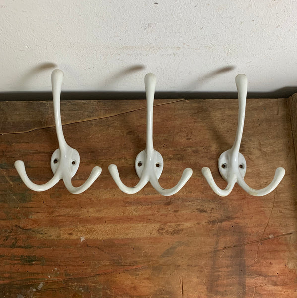 3 antike Garderobenhaken Emaille