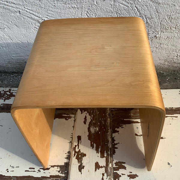 Stylischer Schichtholz Hocker