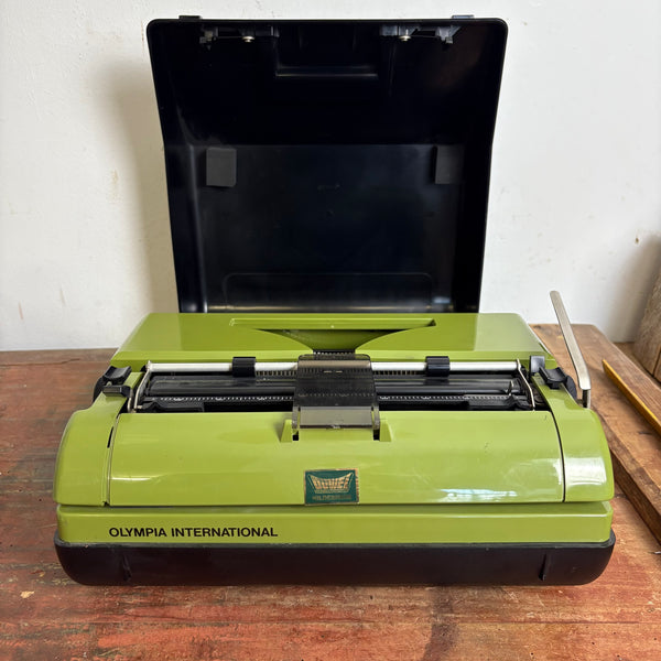 Vintage Schreibmaschine Monica von Olympia grün