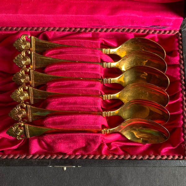 Klassische vintage 6
Tassenlöffel Rosenmuster von Robbe & Berking 800er Silber vergoldet