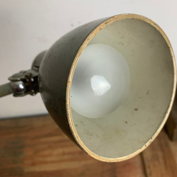 Bauhaus Lampe mit Tischkkemme Kaiser Idell 6729 von Christian Dell