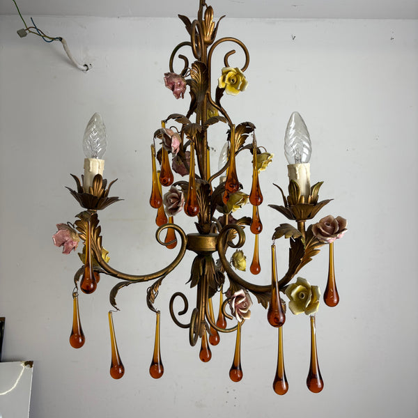 Vintage venezianischer vergoldeter Kronleuchter mit Murano Glastropfen und Porzellan Rosen