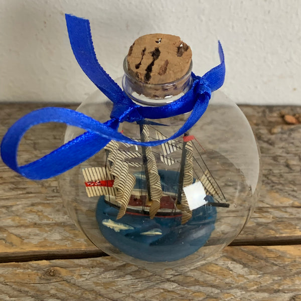 Buddelschiff in Weihnachtskugel