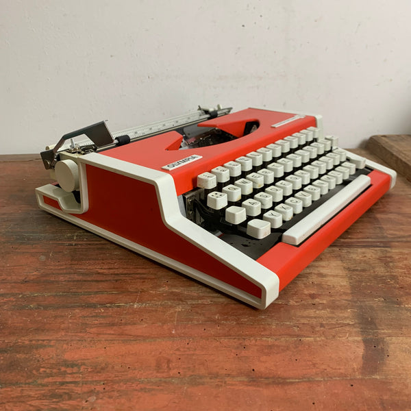 Vintage Reiseschreibmaschine Traveller de Luxe von Olympia rot