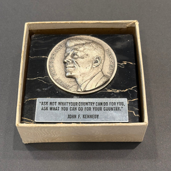 Vintage Briefbeschwerer Medaille John F. Kennedy auf Marmorplatte