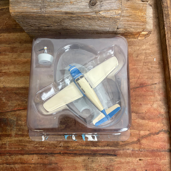 Modell Figur und Buch Tim und Struppi Das blaue Flugzeug der Entführer mit Struppi aus Die Affäre Tournesol