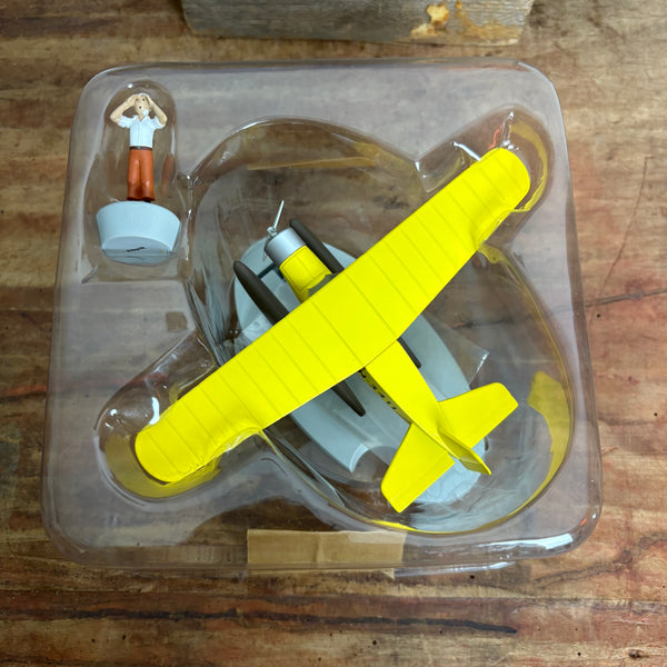 Modell Figur und Buch Tim und Struppi das Gelbe Wasserflugzeug mit Tim aus Der Goldene Krebs