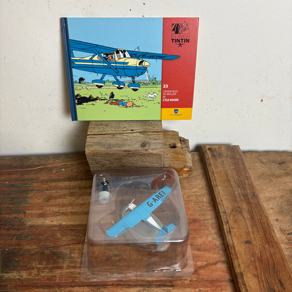 Modell Figur und Buch Tim und Struppi Cessna 150 Fastback mit Detektiv Schulze aus Die schwarze Insel
