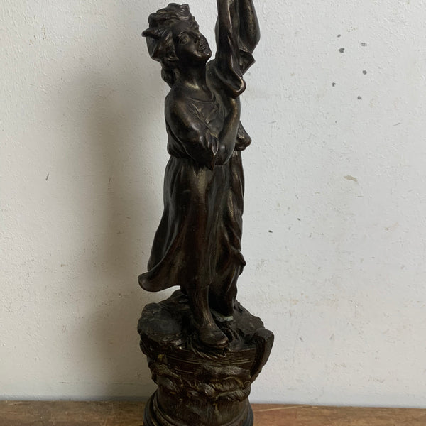 Antike Skulptur Frau hält Mast auf Schiff