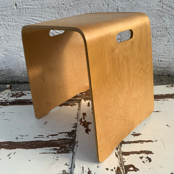 Stylischer Schichtholz Hocker