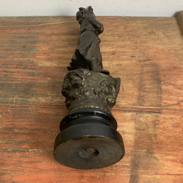 Antike Skulptur Frau hält Mast auf Schiff