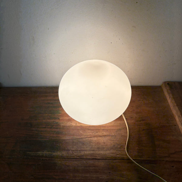 Vintage weiße Glas Kugel Nachttisch Lampe