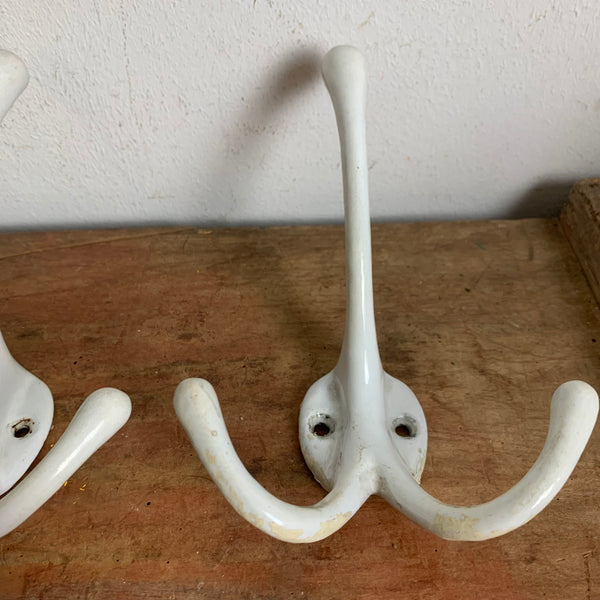 3 antike Garderobenhaken Emaille