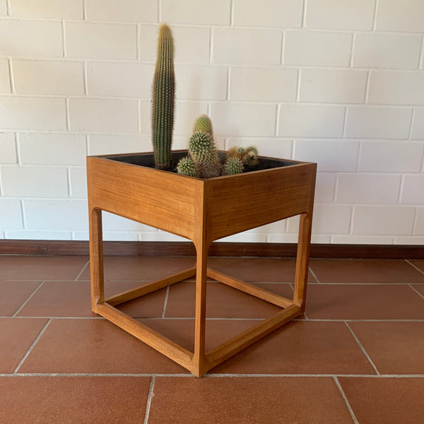Vintage Dänisches Minimalistisches Würfel Teak Pflanzgefäß von Aksel Kjersgaard