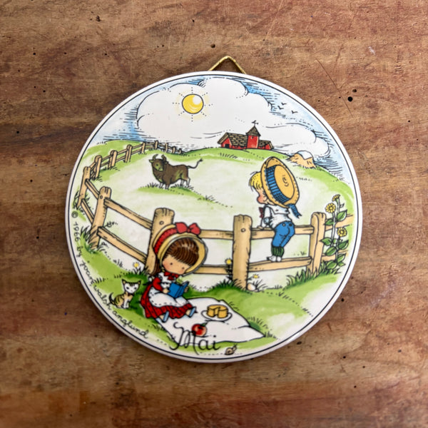 Vintage kleiner Wandteller Mai von Joan Walsh Anglund