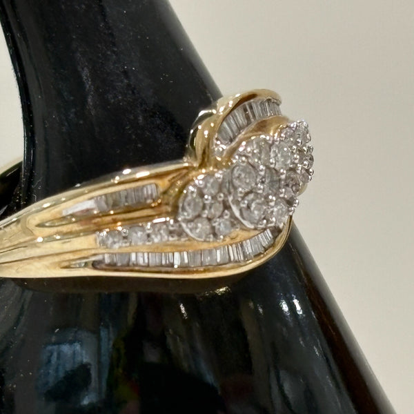 Diamantenbesetzer Goldring aus 9 Karat