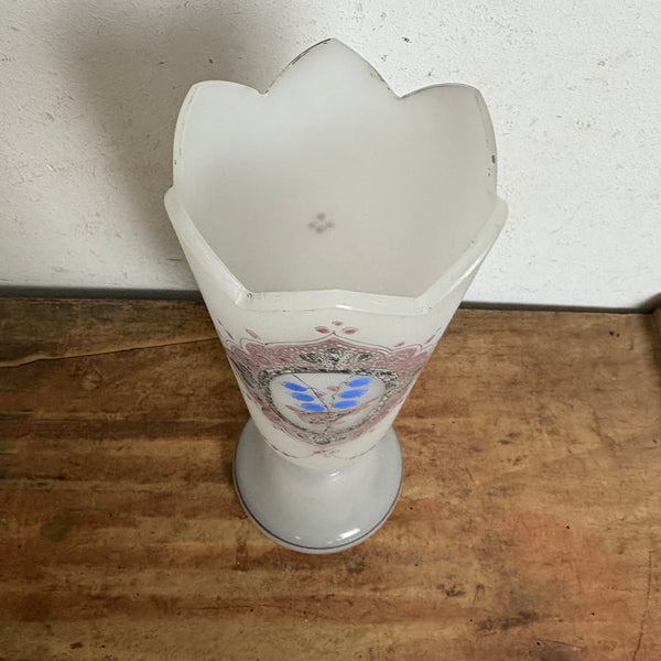 Antike Opalglasvase mit handgemalten Blumenmotiven verziert