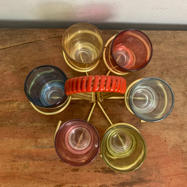 6 bunte Schnapsgläser im Träger Halter