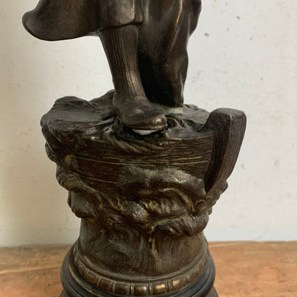 Antike Skulptur Frau hält Mast auf Schiff