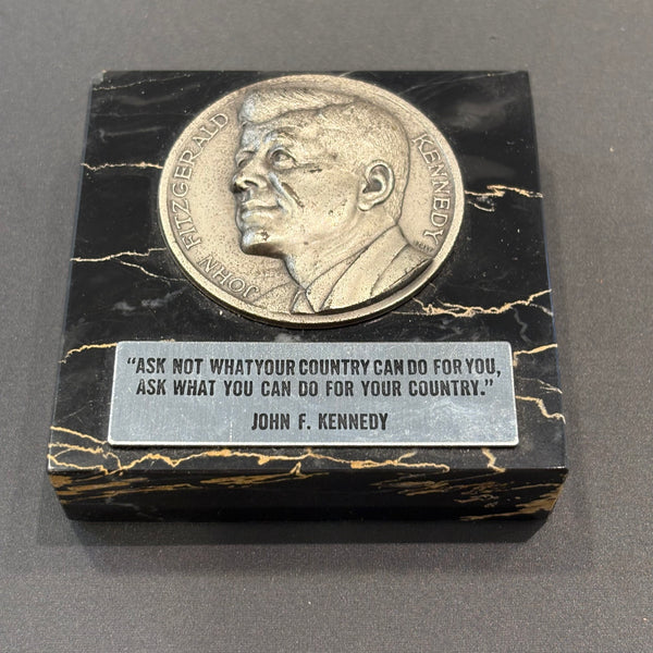 Vintage Briefbeschwerer Medaille John F. Kennedy auf Marmorplatte