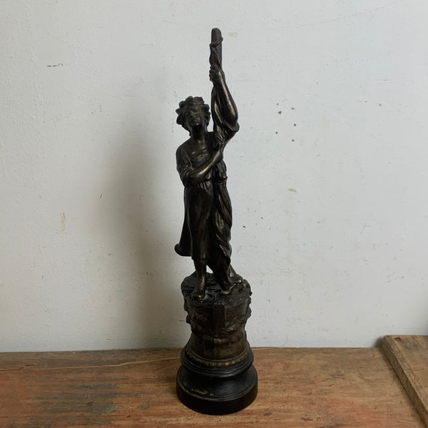 Antike Skulptur Frau hält Mast auf Schiff