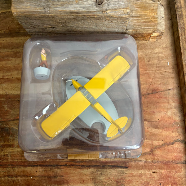 Modell Figur und Buch Tim und Struppi Das orangefarbene Flugzeug mit Tim aus Die Zigarren des Pharao