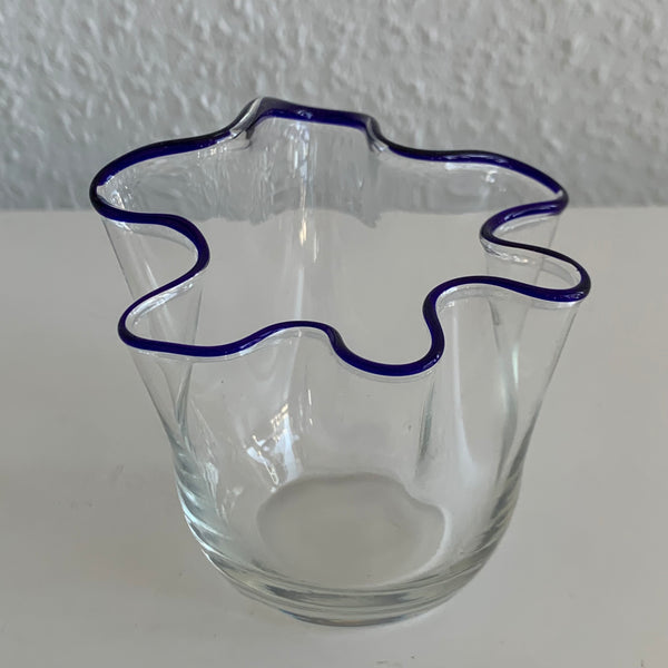 Vintage kleine Glas Falten Vase von Murano mit blauem Rand