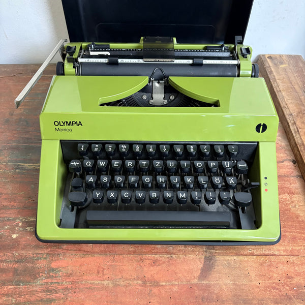Vintage Schreibmaschine Monica von Olympia grün