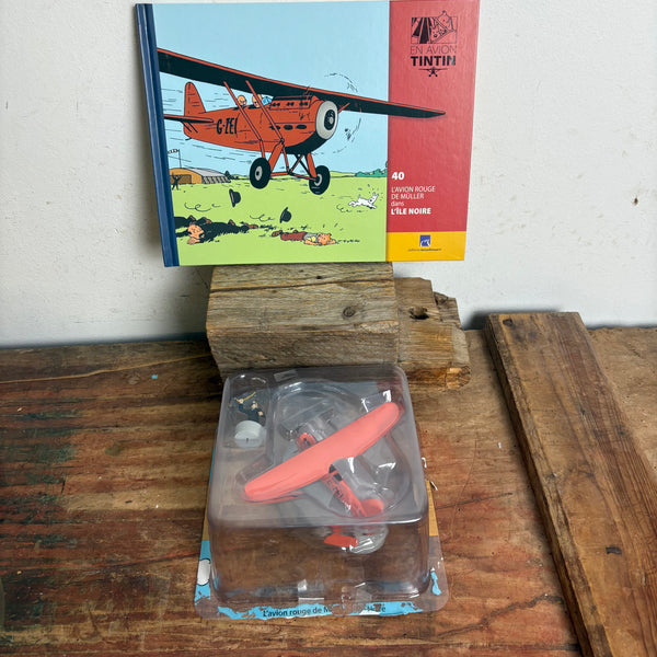 Modell Figur und Buch Tim und Struppi Das rote Flugzeug von Müller mit Detektiv Schulze aus Die schwarze Insel