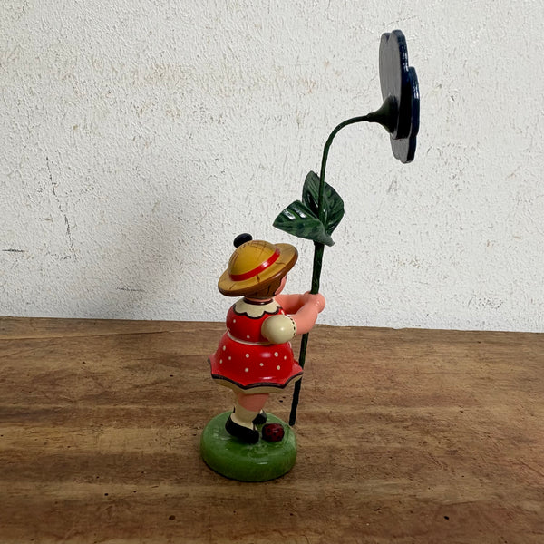 Blumenkind Mädchen mit Stiefmütterchen von Hubrig