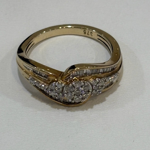 Diamantenbesetzer Goldring aus 9 Karat