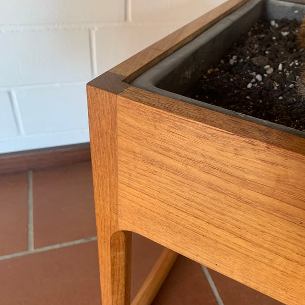 Vintage Dänisches Minimalistisches Würfel Teak Pflanzgefäß von Aksel Kjersgaard