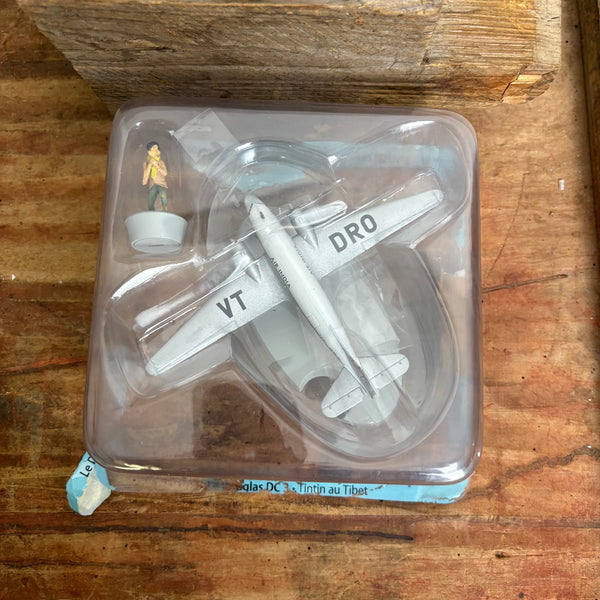Modell Figur und Buch Tim und Struppi Verkehrs- und Transportflugzeug Douglas DC-3 mit Chang aus Tim im Tibet