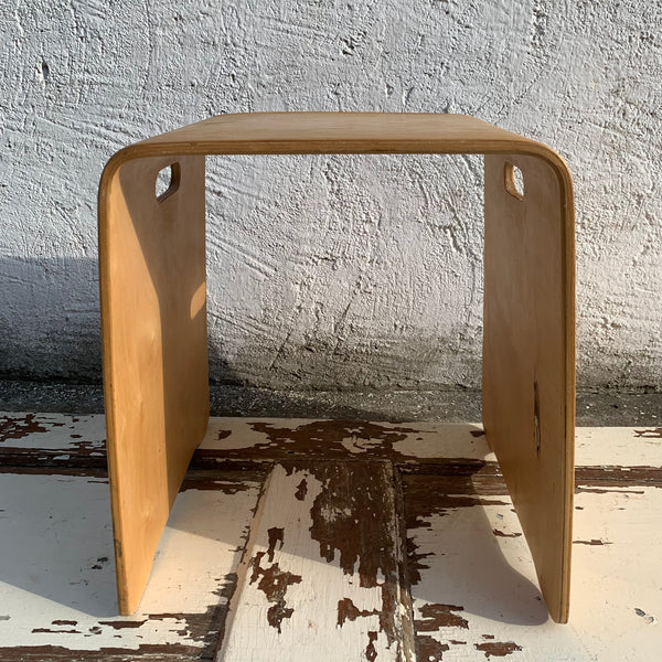 Stylischer Schichtholz Hocker