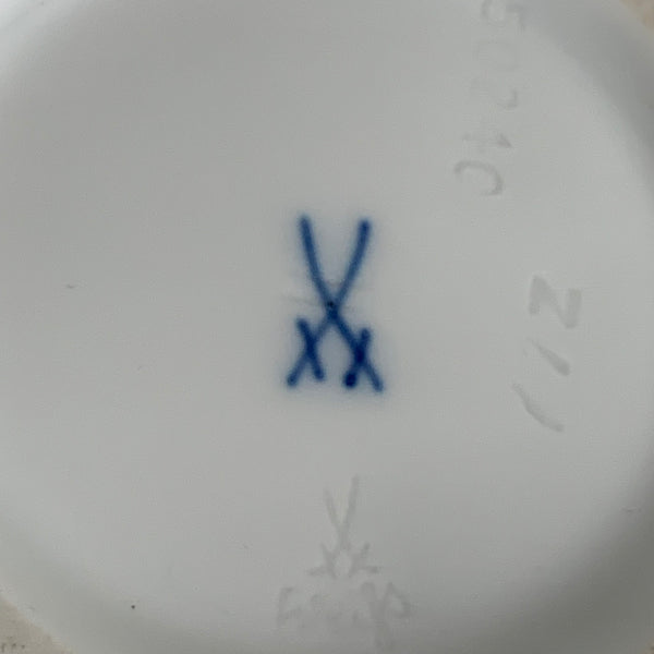 Vintage weiße Relief Vase von Ludwig Zepner für Meissen Schwertermarke