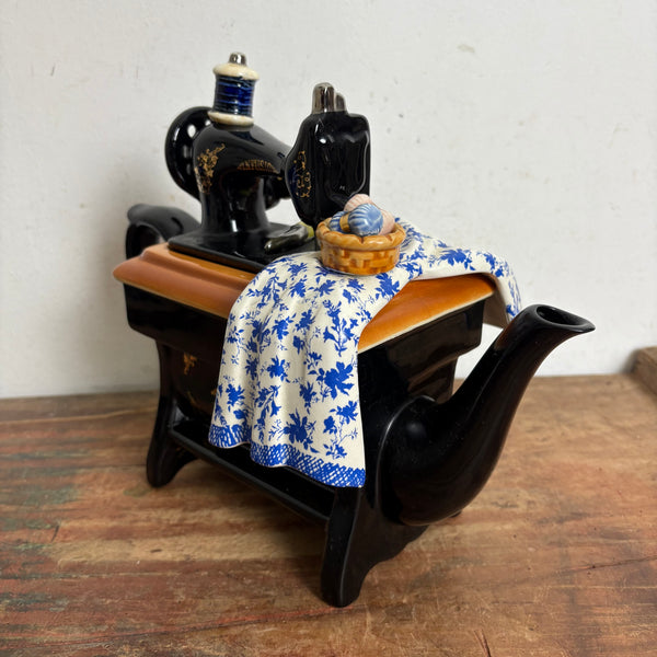 Vintage große englische Nähmaschinen Teekanne von Paul Cardew