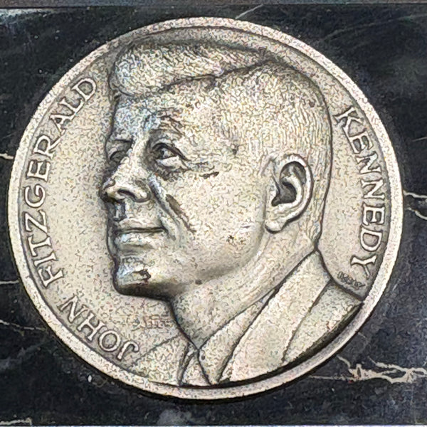 Vintage Briefbeschwerer Medaille John F. Kennedy auf Marmorplatte