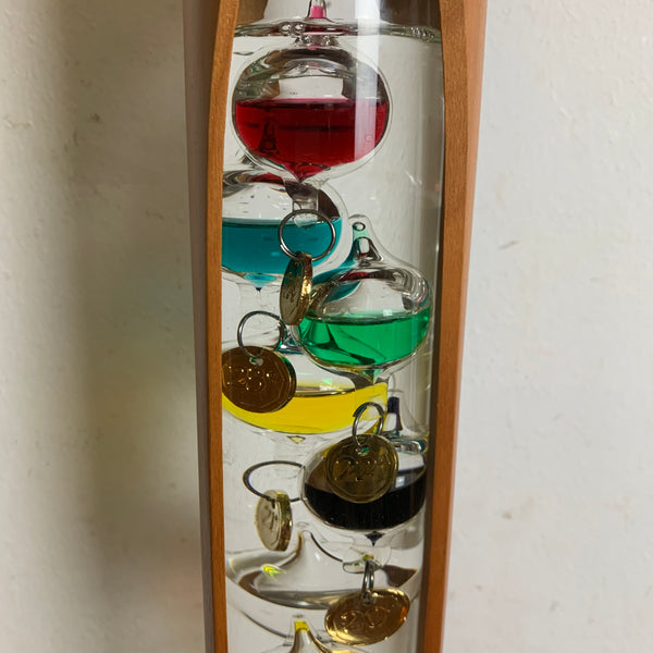 Galileo Thermometer mit Design Holzverkleidung